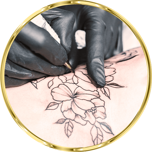 Detailaufnahme einer Tätowierung mit Blumenmotiv auf der Haut.